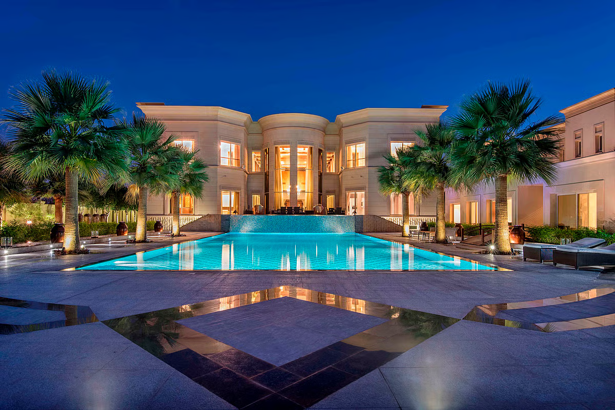 Emirates Hills: Why Ultra-High-Net-Worth Buyers Choose This Community - Dubai luxury real estate insight by Clementine Munro